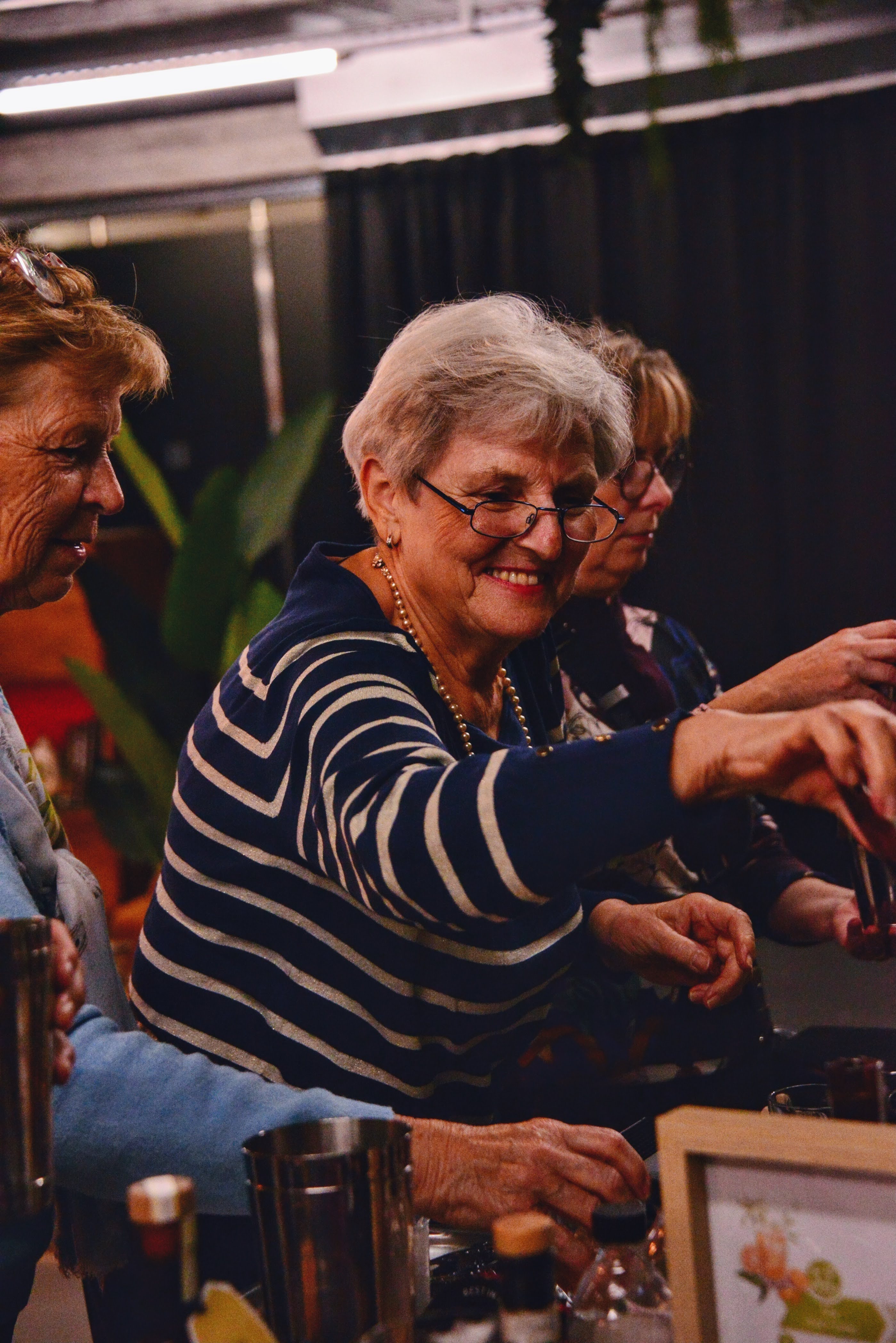 Familie-event waarbij kinderen en ouders samen cocktails maken