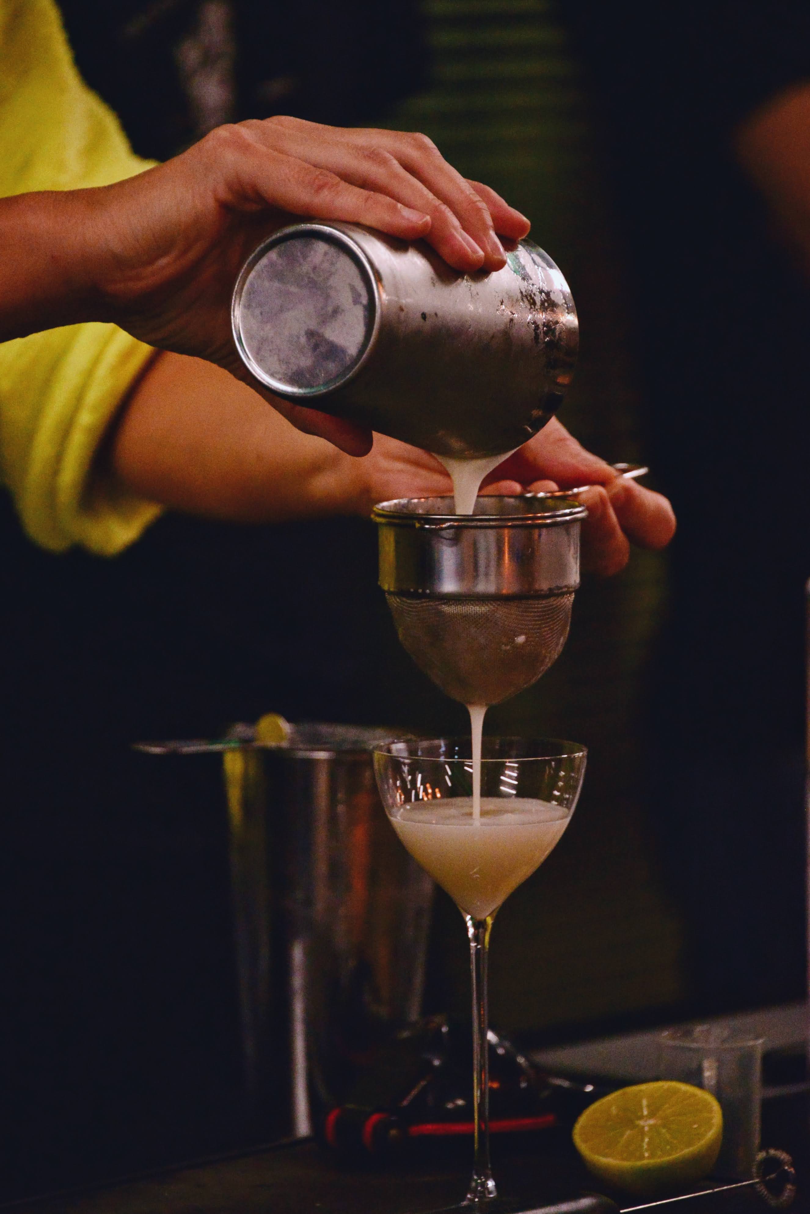 Kinderen persen limoen tijdens een alcoholvrije workshop